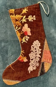 1892 WUNDERSCHÖNER ANTIKER VINTAGE CRAZY QUILT WEIHNACHTSSTRUMPF SCHNEIDERDECKE 24-13 - Bild 1 von 3