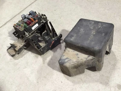 00 01 02 03 04 05 SILVERADO 2500 6,0 L 4x2 15328806-05 Caja de fusibles debajo del capó Foto 1 de 4