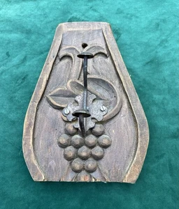 Antike Holz handgeschnitzte Trauben Plakette mit Eisenhut / Kleiderhaken Bergung Germany - Bild 1 von 6