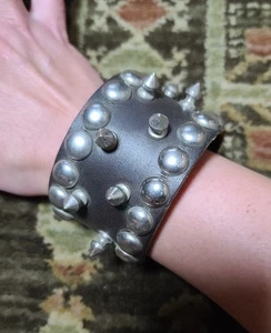 Vintage Punk Spike Nieten Braun Leder Manschette Armband Unisex passt bis zu 7,5" - Bild 1 von 23