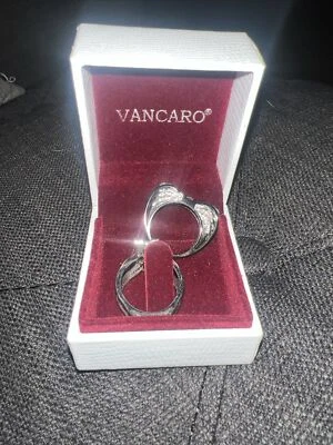 ¡2 anillos Vancaro! Anillo de plata de ley con piedras preciosas de corazón rojo y alas de plata negra Foto 1 de 4