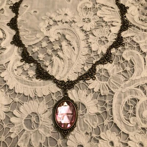 COLLAR CHARLOTTE FILIGRANA ESTILO VICTORIANO CRISTAL ROSA PÁLIDO ORO DK PL CHND - Imagen 1 de 11