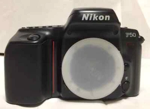 Nikon F50 Spiegelreflexkamera schwarzes Gehäuse mit Riemen KOSTENLOSER Versand aus Japan - Bild 1 von 12