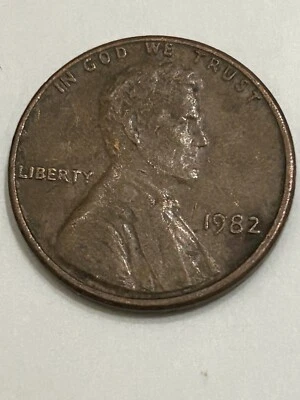1982 COPPER PENNY RARE SMALL DATE ,,NO MINT MARK 3.1 GRAMS (#165) - Image 1 of 3