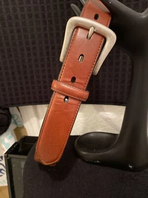 Cinturón NOCONA para hombre talla 30 cuero marrón con hebilla plateada y diseño cosido usado en excelente estado Foto 1 de 4