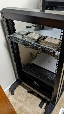 戴尔 Poweredge R610 带机架和交换机 (2xXeon Proc/12 核/192GB RAM/ Perc6i  — 第 1/3 张图片
