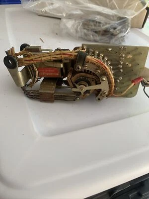 Antiguo INTERRUPTOR PASO A PASO GIRATORIO ELÉCTRICO AUTOMÁTICO 44 teléfono antiguo parte #3 Foto 1 de 4