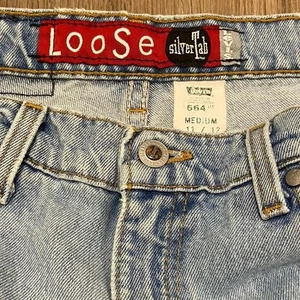 Vintage Levi’s 664 SilverTab Damenjeans 11/12 32 x 30 Medium locker 90er verblassen USA - Bild 1 von 11