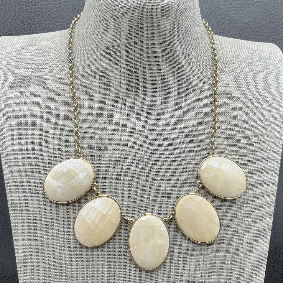 Collar Casa Blanca Mercado Negro Declaración Madreperla Tono Dorado Cadena Ovalada Foto 1 de 4