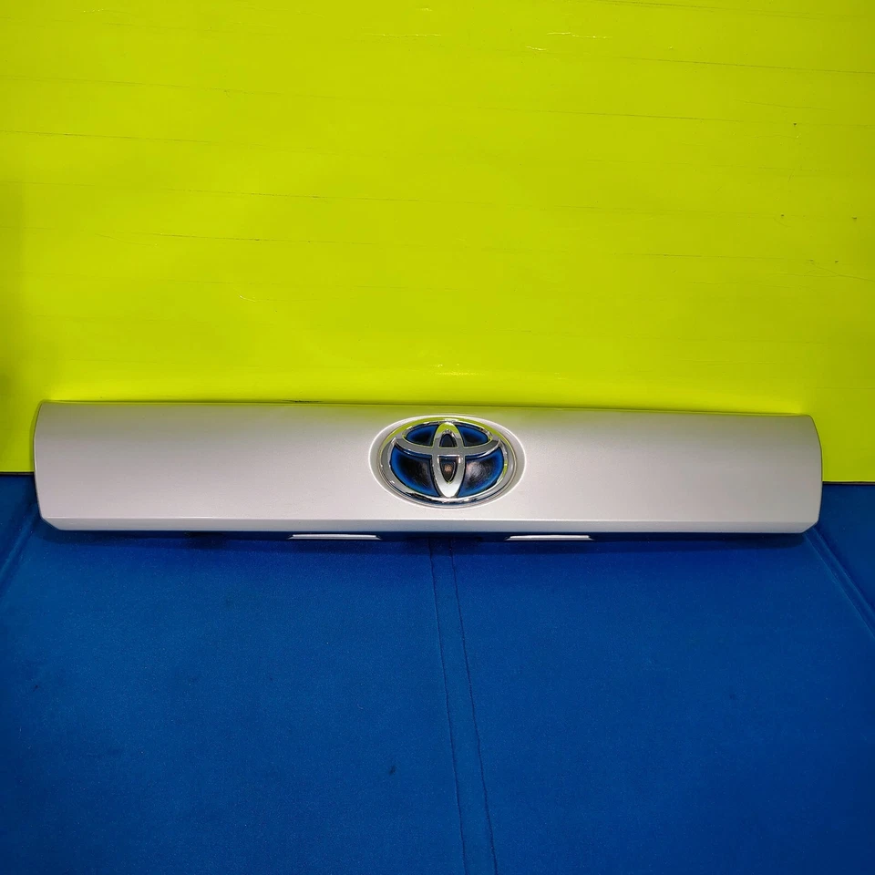 Toyota Prius V 2012-2014 puerta levadiza adorno plata OEM  Foto 1 de 4