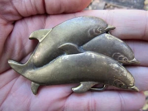 Hebilla de cinturón de colección TRES DELFINES 3D nariz de botella AI marsopa latón ARTE RARO EN MUY BUEN ESTADO+ - Imagen 1 de 4