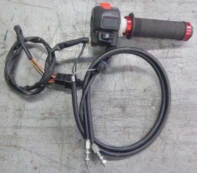 CONTROL INTERRUPTOR ENCENDIDO APAGADO LADO DERECHO SUZUKI GSXR600 SRAD 1997-2000 37200-27E31 S22 Foto 1 de 4