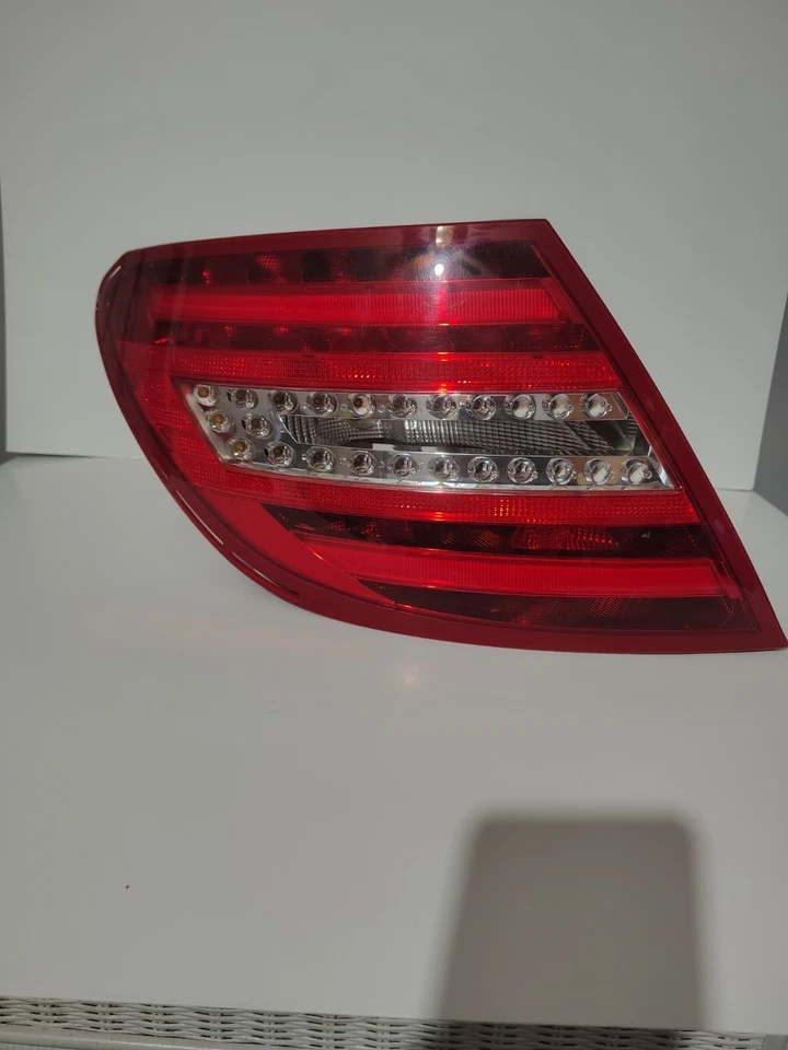 Luz trasera derecha pasajero OEM 2012 2013 2014 Mercedes Benz C250 C350 C63 W204 Foto 1 de 4