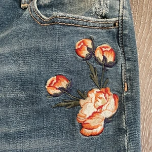 NWOT Driftwood Audrey Floral Embroidered Denim Straight Jeans Raw Hem W28 H31 - Picture 1 of 7