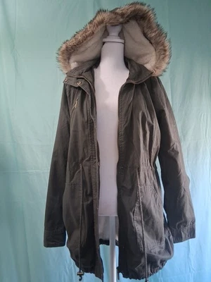 Gabardina Yoki para mujer verde oliva con capucha, mediana, poliéster, cremallera con botones Foto 1 de 4