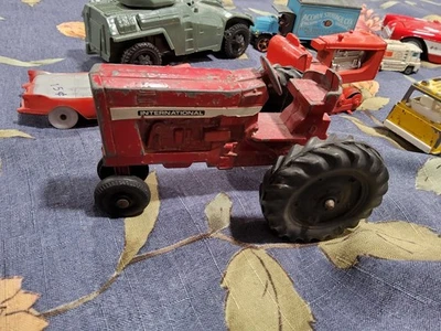 Винтажный 1950-х Auburn Rubber Company красный кабриолет плюс винтажный трактор EYRTL и другие - Изображение 1 из 4