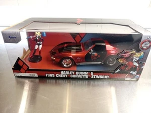 Harley Quinn & 1969 Chevy Corvette Stingray Maßstab 1:24 Die Cast Jada Toys Neu - Bild 1 von 5