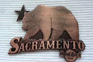 1 MAGNETE HARD ROCK CAFE SACRAMENTO DESTINAZIONE NOME NO APRIBOTTIGLIE - Foto 1 di 1
