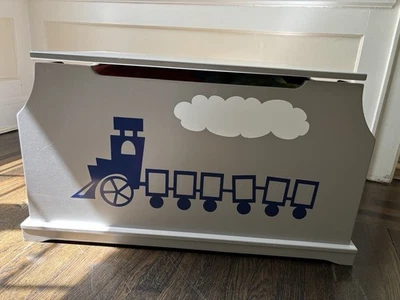 Cofre de almacenamiento de madera con diseño de tren de juguete Foto 1 de 4