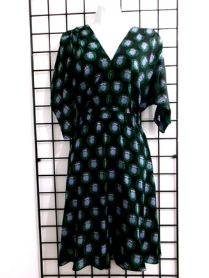 VESTIDO TUCKER NYC 🌸 PEQUEÑO==LAVANDA Y VERDE ESTAMPADO FLORAL/SEDA/CINTURA ELÁSTICA Foto 1 de 4