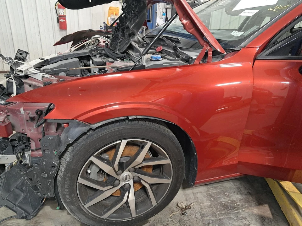 Guardabarros delantero izquierdo usado se adapta a: Volvo S60 L 2019 sin puerto de carga grado delantero izquierdo Foto 1 de 4