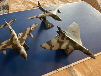 3 DIE CAST UK AVRO VULCAN BOMBERS ONE B2 AND 2 VICKERS VALANTS - Image 1 of 4