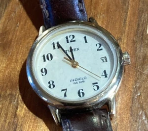 Reloj Indiglo para Damas Timex esfera blanca con fecha funciona con batería nueva - Imagen 1 de 6