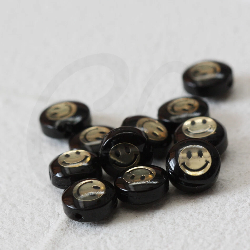 2 件天然贝壳带金色快乐脸部垫片-双面 8 毫米 (G318) — 第 1/1 张图片