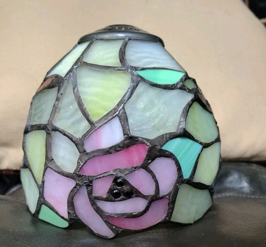 Lámpara estilo Tiffany con patrón floral.  Plástico. Foto 1 de 4