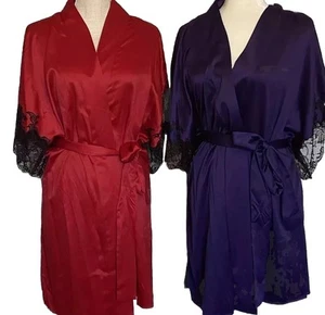 NUOVO! 2 ACCAPPATOI CON RIFINITURE IN PIZZO NATORI!/ LARGE/MSRP $320/ 72% DI SCONTO! - Foto 1 di 8