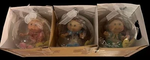 3 Cabbage Patch Bambini Lil Sprouts Ornamenti Natalizi Bambole 2007 Jakks Nuovo con scatola - Foto 1 di 10