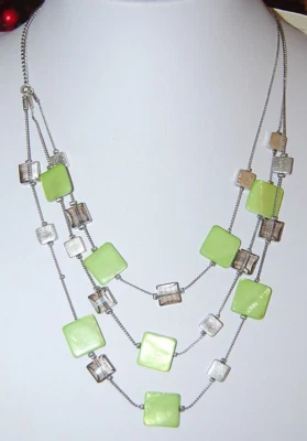 COLLAR KENNETH COLE PIEZAS DE PIEDRA VERDE Y CRISTALES GRISES SOBRE METAL TONO PLATA Foto 1 de 4