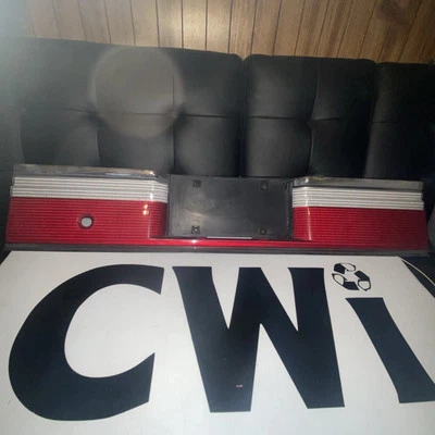 PLYMOUTH ACCLAIM 1989-1991 ACABADO LUZ TRASERA TAPA MALETERO PLACA PANEL DE BOLSILLO Foto 1 de 4