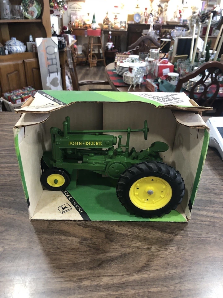 Trator ERTL John Deere 1934 modelo A escala 1:16 dianteiro estreito fabricado nos EUA - Imagem 1 de 4