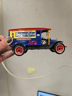 SIGNATURE MODELS 1920 WHITE VAN PEPSI COLA DIE-CAST 1:32 - Image 1 of 4