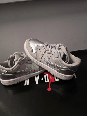 Niño pequeño Jordan 1 Retro Bajo OG Gris Neutro/Plata Metálico (FQ5435 002) Talla 9C Foto 1 de 4