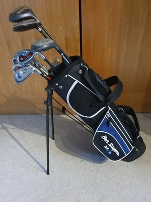 Kids Mixed Right Hand Golf Clubs In Ben Sayers Bag With 20x Balls & Bag Of Tee's - Image 1 of 4