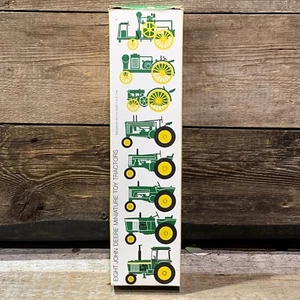 ERTL, ocho tractores miniatura John Deere, escala 1:64, diecast, nuevo en caja - Imagen 1 de 4