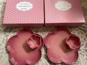 Juego de 2 platos de flores y mini cuencos de flores Le Creuset rosa COMO NUEVO - Imagen 1 de 1