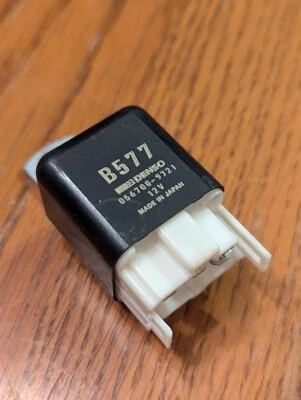 1994 - 1997 Mazda Miata NA Fuel Pump Relay Denso B577 056700-9721 - Image 1 of 4