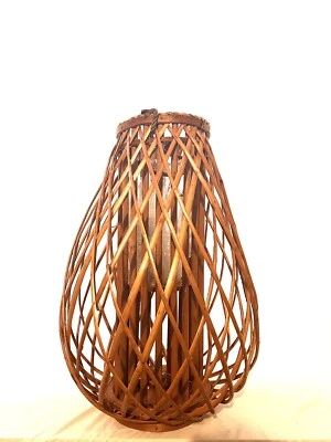 "Linterna de madera Barbara King 23"" con tiki, vela sin llama y caramelo remoto" Foto 1 de 3