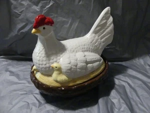 GEDECKTES HÜHNERHÜHNER AUF KORB Nest mit gelben Küken - Bild 1 von 6