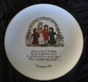 Vintage 1974 HOLLY HOBBIE Christmas Collector PLATE Prairie Girl Caroler Retro - Picture 1 of 2