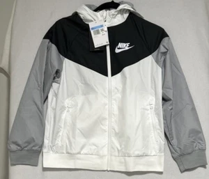 Giacca Nike NSW Windrunner DC0625 100 bianco/nero-grigio lupo nuova bambini taglia M[+] - Foto 1 di 6