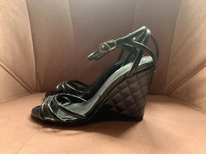 Chanel Keilabsatz Sandalen Schwarz Lack Leder 36,5 - Bild 1 von 6