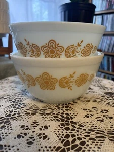 2 Vintage White Pyrex Corning Butterfly Gold Mixing Bowls 402 1 1/2 QT - Picture 1 of 5