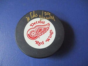 MIKE VERNON Signed Detroit Red Wings Puck *