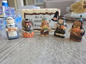  5 statuine GRAZIE pellegrino tacchino raccolta zucca 3” decorazione mensola tavolo  - Foto 1 di 6