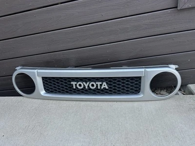 Rejilla de parachoques delantero gris FJ Cruiser OEM usada - excelente Foto 1 de 2
