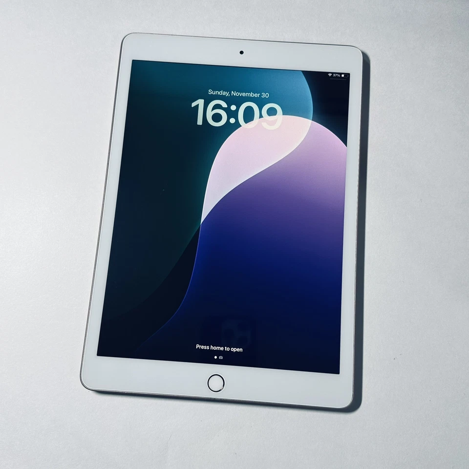 iPad 8th Gold 32GB HT406 - Image 1 of 4